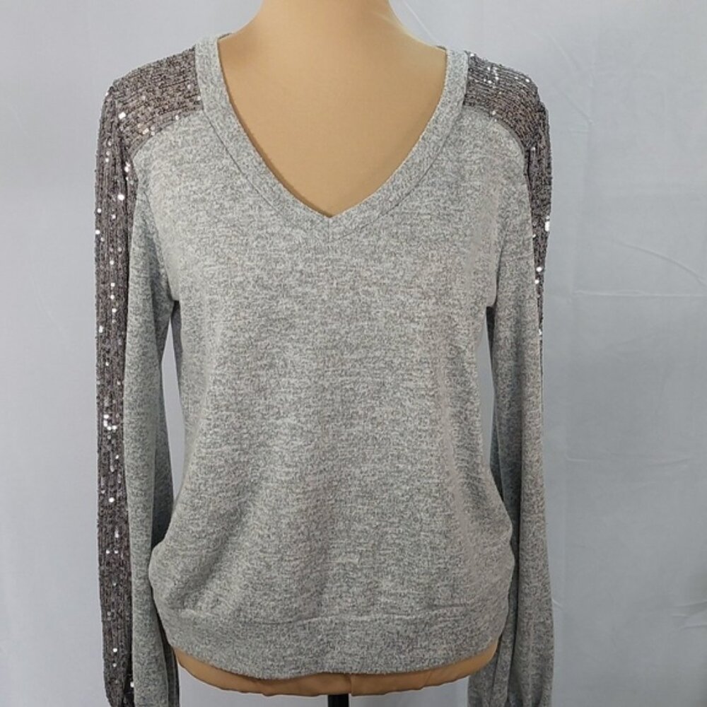 ANOTHER REASON long sleeve top. Gray with sequined sleeves. Size L.